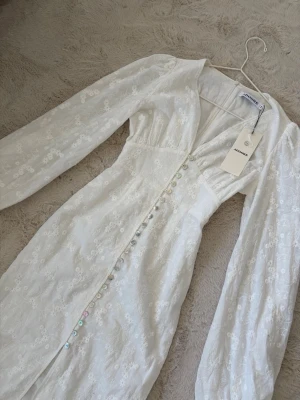 Adoore klänning - Säljer en helt oanvänd klänning från Adoore i storlek 34. Endast provad, men passar tyvärr inte. Nyskick! 💛