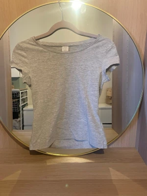 Grå tajt t-shirt från Lindex i storlek 146-152 - Tajt grå tröja från Lindex i storlek 146-152 i superbra skick,nästan aldrig använt!pris kan diskuteras!💗