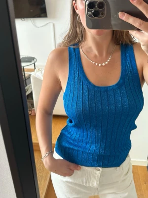 Zara Linne - Helt oanvänt linne från Zara med lapp kvar! Super fint glittrigt blått linne.