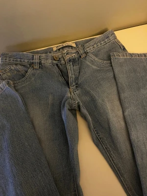 Vintage straight baggy jeans från Detroit storlek 158 - Säljer ett par ljusblåa vintage baggy jeans ifrån Detroit. Säljer då de inte gått till användning. Storlek 158 