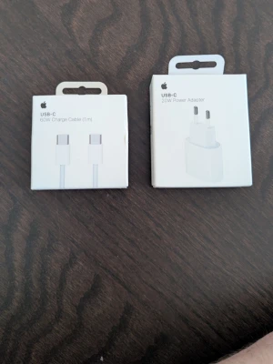 Apple USB-C laddare & kabel Nya! - Säljer ett set med Apple USB-C 20W strömadapter och en USB-C laddningskabel på 1 meter (60W). Båda är vita och levereras i originalförpackning. Perfekt för snabbladdning av din iPhone, iPad eller andra kompatibla enheter.