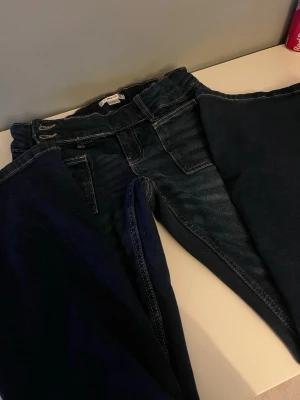 Mörkblåa jeans från Gina tricot storlek 152 - Säljer ett par mörkblåa jeans från Gina tricot. Väldigt populära och använda några få gånger. Säljer då de inte gått till användning längre. Storlek 152. 