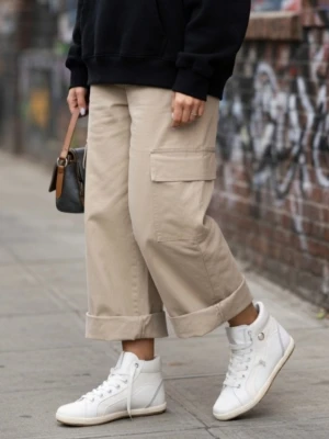 HELT NYA OANVÄNDA Vita höga sneakers, felfria, Storlek 36 - Ett par nya oanvända, vita höga snygga sneakers med tags/prislappen kvar på, i immitationsläder. Populära och slutsålda i butik. Perfekt för en avslappnad och stilren look i vår/sommar. Bekväma och passar till många olika outfits. Storlek 36. Skickas inplastade i originalförpackning.