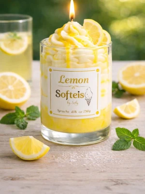 Doftljus Lemon Softis i glas - Unikt doftljus i glas med design som liknar citronmjukglass, dekorerat med citronskiva och gul-vit swirl. Ljuset har en fräsch citrondoft och etikett med texten 'Lemon Softeis'. Perfekt för att skapa somrig känsla i rummet.