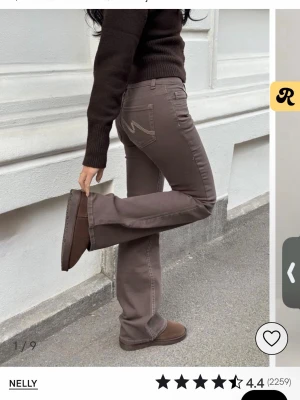 Nelly low waist bootcut stitch jeans - brun - Helt nya! Storlek M💗 Aldrig använt! Passade inte riktigt i min ”color palette”. Nypris 699kr
