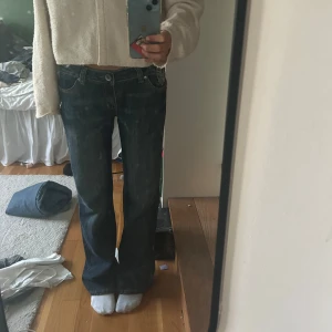 Lågmidjade bootcut jeans - As snygga mörkblå jeans som liknar miss me. Endast använda ett fåtal gånger och därför i väldigt bra skick, endast någon kristall som lossnat på bakfickan. Säljer då de tyvärr är för stora för mig som vanligtvis har xs/s i jeans💗