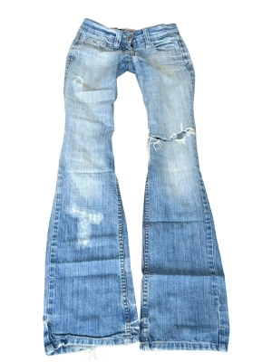 Vintage slitna superlågmidjade jeans - Sååå sjukt snygga vintage superlågmidjade jeans med slitna detaljer! ❤️