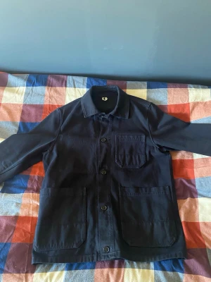 Mörkblå overshirt med fickor - Mörkblå overshirt från Arket. Pris ej spikat!