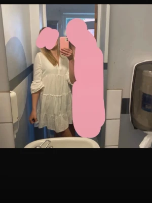 Vit kort klänning med volang - Söt vit kortklänning med volangdetaljer och v-ringning. Från vero moda storlek xs. Nypris är 499🩷använd en gång!