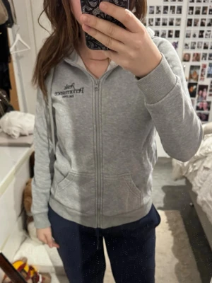 Grå zip hoodie från Peak Performance  - Säljer en ljusgrå hoodie från Peak Performance i storlek S. Den är nästan helt oanvänd!💕