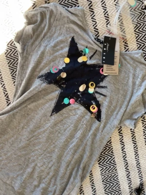 Tshirt med paljetter - Tshirt med paljetter, storlek 140 men passar mig som har xs/s💗