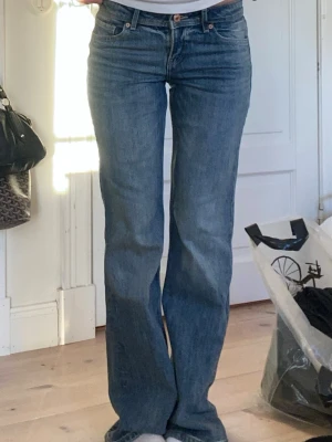 Blå bootcut jeans i klassisk modell - Säljer dessa blå lågmidjade bootcut jeansen från berskha. Dom är i bra skick och helt oanvända. Kontakta vid fler frågor.