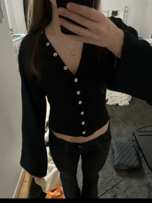 Cardigan  - Jättefint skick och passar mig som är 165 jättebra! Strl xs men lite oversized 