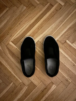 Arigato 360 svarta - Stilrena sneakers (Arigato 360) från Axel Arigato, använda några gånger skick: 7,7/10. Säljer på grund av att de är för små för mig. Nypris 2799kr, säljer nu enbart för 899kr. 