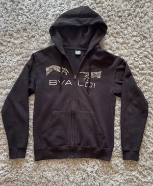 Bvaldi zip hoddie - Bvaldi zip hoddie| Storlek: S| Skick 8/10| Bara höra av sig vid några funderingar. 