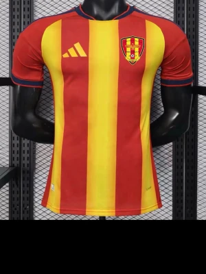 Röd och gul randig fotbollströja - Snygg fotbollströja från Adidas i rött och gult med vertikala ränder. Tröjan har klubbmärke på bröstet och klassiska Adidas-detaljer. Tillverkad i lätt och ventilerande material, perfekt för träning eller match finns i alla storlekar .