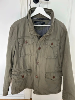 Grön fieldjacket Marc O'Polo - Hjälper min bror att sälja. Grön fieldjacket från Marc O'Polo i mycket bra skick tvättad bomull. I storlek M. Säljs för 650kr