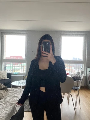 Mjuk kavaj i strl S - Svart mjuk kavaj i strl S i bra skick. Säljes pga att de ej kmr till användning längre. Kan fraktas eller mötas upp i Göteborg. Finns på fler sidor!