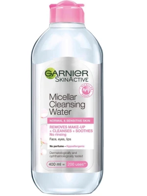Garnier Micellar Cleansing Water 400ml - Micellär rengöringsvatten från Garnier SkinActive för normal och känslig hud. Transparent vätska i en genomskinlig plastflaska med rosa lock. Tar bort smink, rengör och lugnar utan parfym. Passar ansikte, ögon och läppar. Dermatologiskt testad.