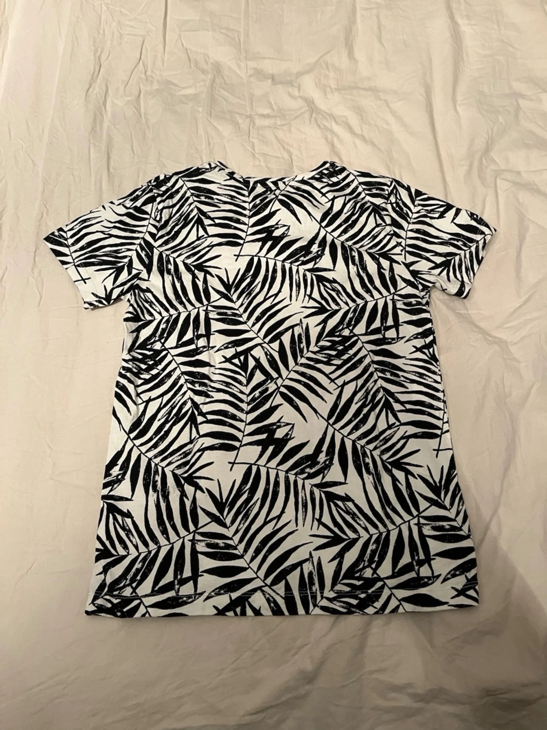 Svartvit t-shirt med palmbladsmönster - 1