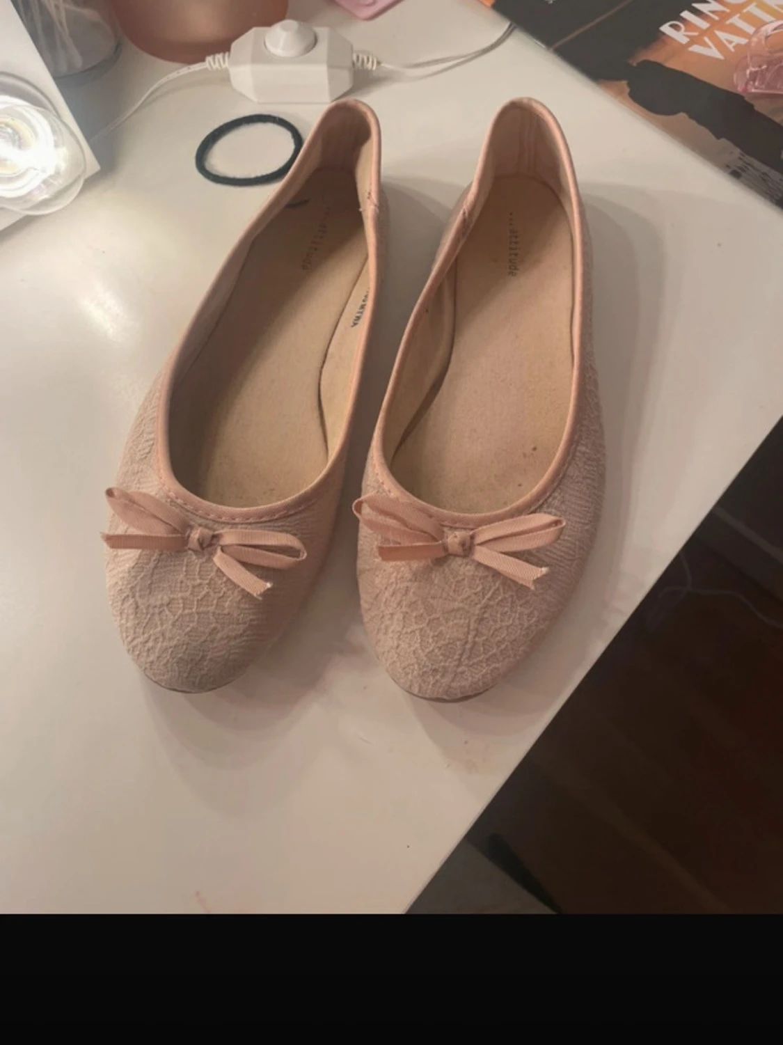 Ljusa ballerinaskor med rosett