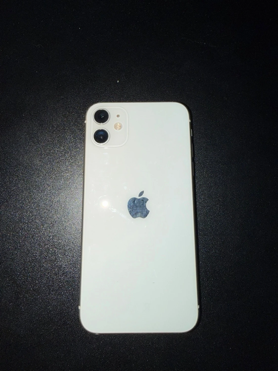 Vit iPhone 11 med dubbla kameror