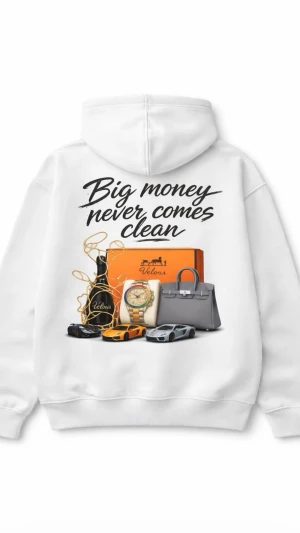 Big money never comes clean hoodie  - En hoodie som kombinerar minimalistisk design med ett starkt statement. Den här vita hoodien är skapad för dig som vill sticka ut – utan att säga för mycket.  På ryggen hittar du ett exklusivt tryck med handmålad brush-script text: “Big money never comes clean”, tillsammans med en lyxig komposition inspirerad av high-end livsstil – detaljer som symboliserar ambition, framgång och attityd. Framsidan är helt clean för en stilren och modern look.  Hoodien är tillverkad i ett mjukt och slitstarkt bo
