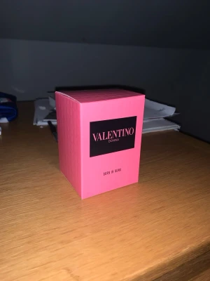 Valentino Donna Born In Roma parfym - Lyxig parfym från Valentino, Donna Born In Roma. Flaskan är i rosa glas med nitar och svart kork, och kommer i en snygg rosa kartong med svart etikett. Doften är feminin och modern, perfekt för dig som vill sticka ut.