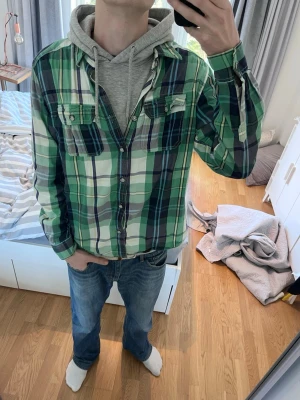 Vintage rutig skjorta från Jack & Jones - Riktigt snygg rutig skjorta från Jack & Jones som även fungerar bra som overshirt över t.ex en hoodie | Står storlek L men skulle säga att den sitter mer som M/L | Mycket bra skick✅|