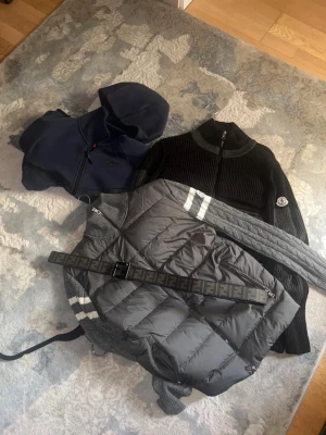 Moncler cardigan - Hör av er