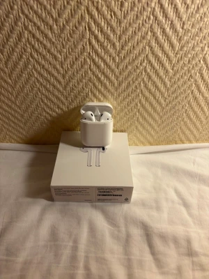 Apple AirPods Gen 2  - Apple AirPods Generation 2 I väldigt bra skick skulle säga 8/10 | Box överdelen ingår | Inga defekter allt fungerar som det ska!                                Skriv vid mera frågor/bilder 🙌