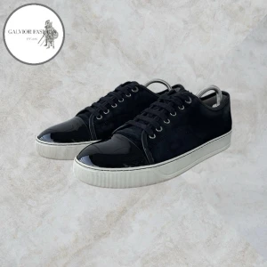 Svarta lanvin skor med glans - Lanvin skor med glans i storlek 7 (motsvarar ca 41–42). Skick 9/10 inga (större) defekter, minimalt och varsamt använda, nästintill nyskick. Endast skorna ingår. Hör av dig för mått! ~ Nypris cirka 4 000–6 000 kr | Mitt pris 2 499 kr. Alla följare får rabatt – följ!