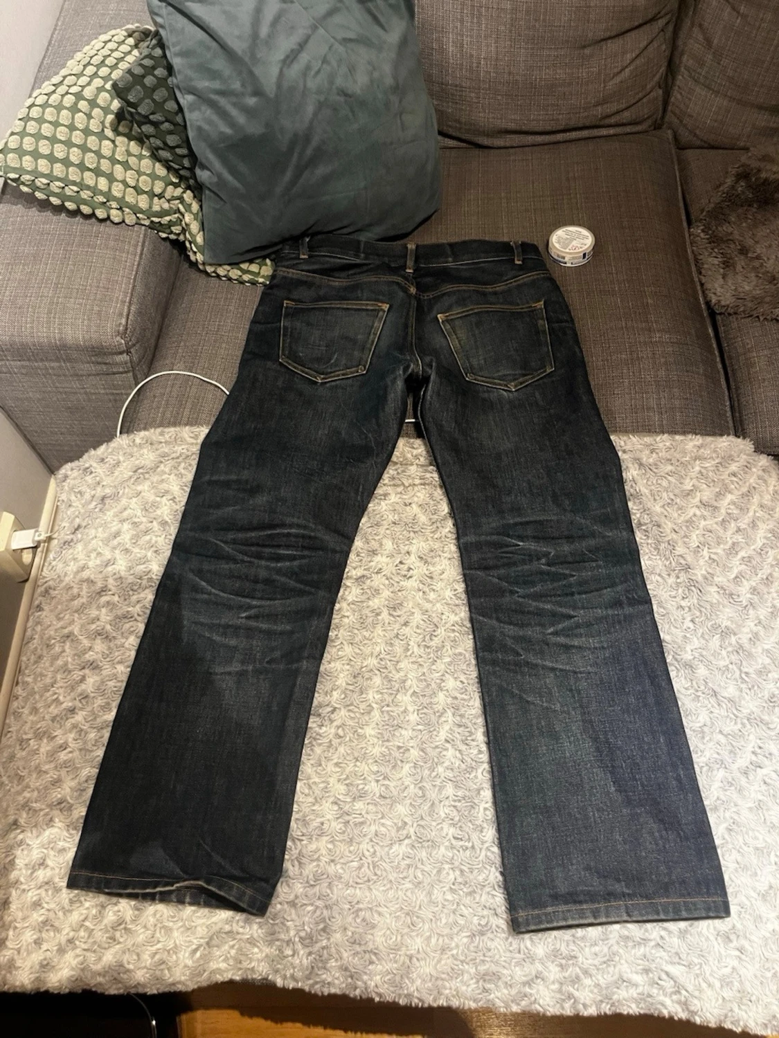 Mörkblå raka jeans med kontrastsömmar