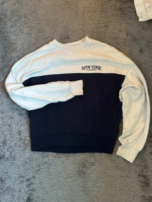 Söt vit/marinblå tröja - (barnstorlek) 