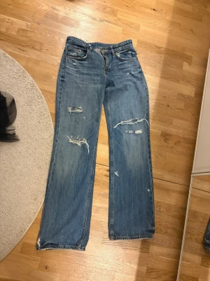 Jeans från Zara - Jätte snygga slitna jeans från Zara, lite små på mig som brukar ha 38 därav lite små i storleken.