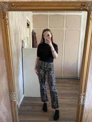 Leopardmönstrade jeans från ONLY - Säljer ett par trendiga leopardmönstrade jeans från ONLY. Byxorna har rak passform, hög midja och är i ett mjukt bomullsmaterial. Perfekta för dig som vill sticka ut med ett djurmönster i beige och svart. Supersnygga till både sneakers och boots! Jag 166 cm lång 🐆