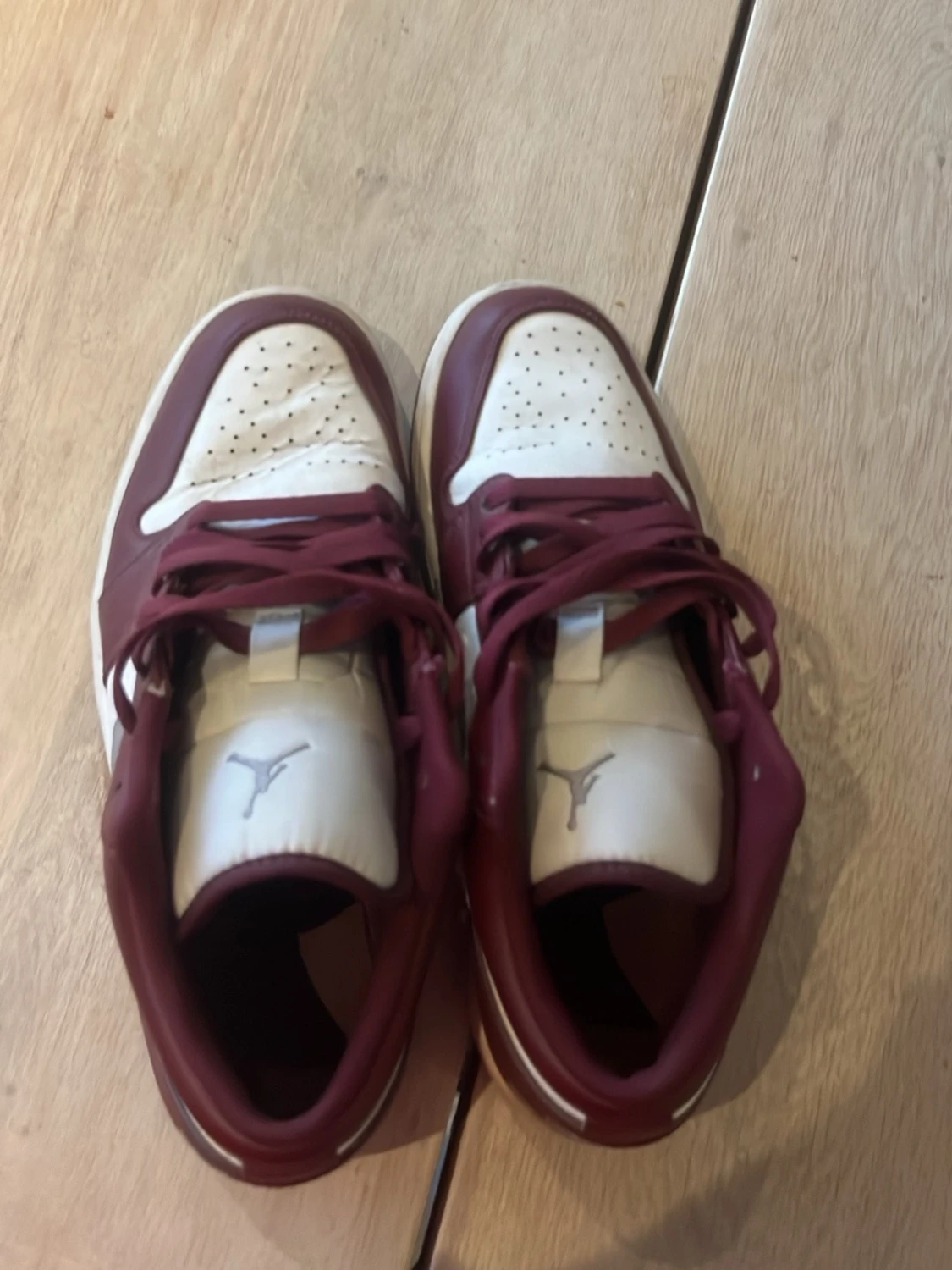 Vinröda och vita låga sneakers jordans  - 2