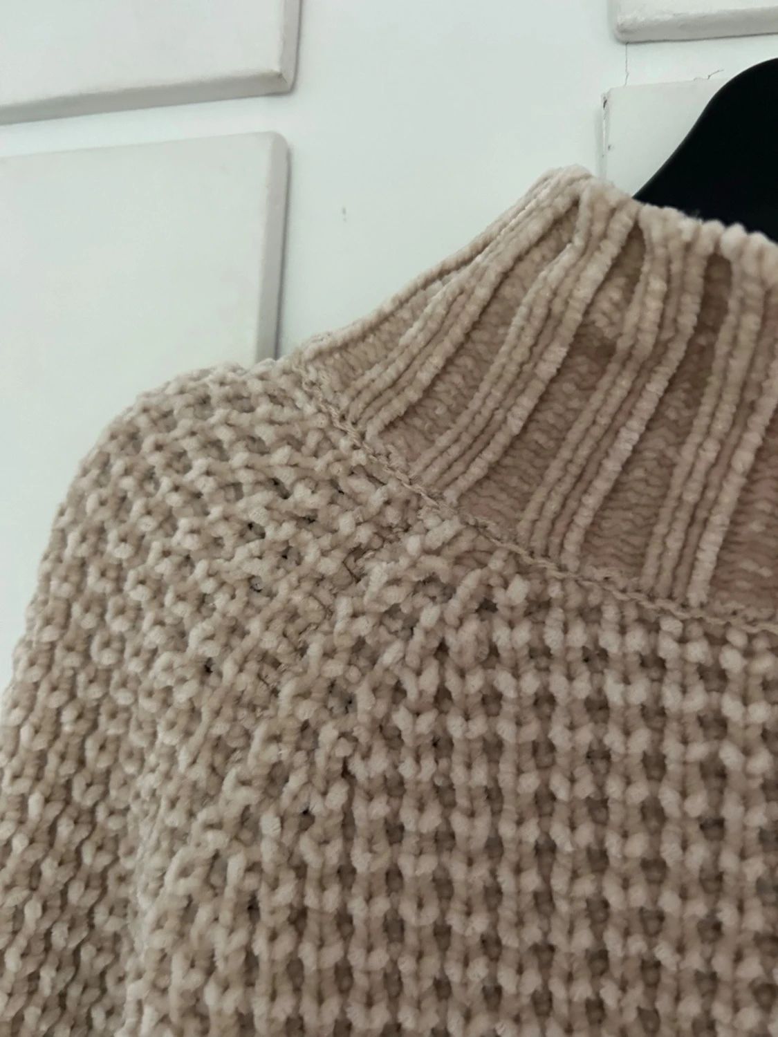 Beige stickad tröja med polokrage - 1