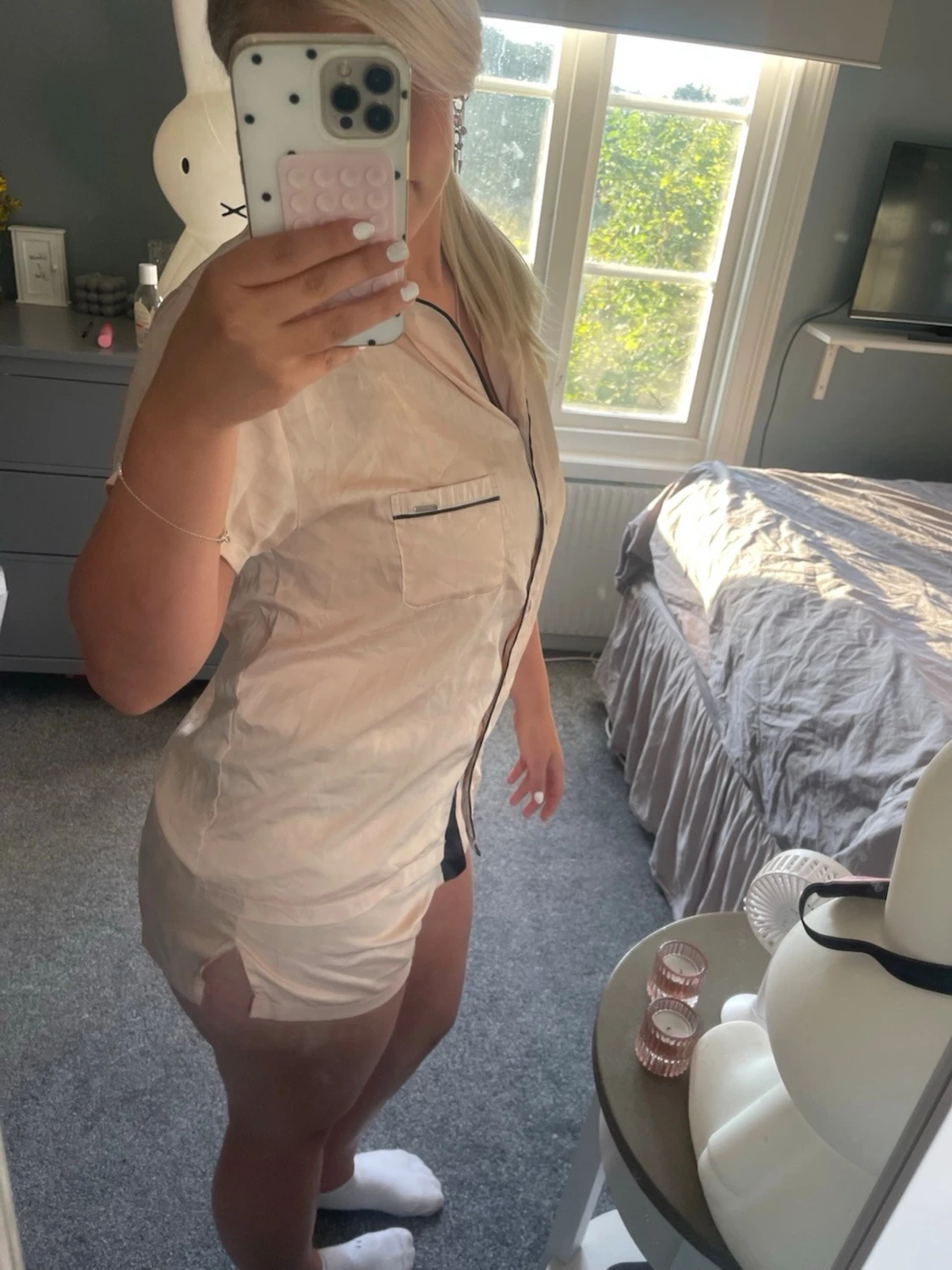 Beige kort pyjamas med svarta detaljer - 1