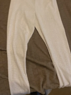 Vita leggings med mönster - Säljer ett par vita leggings med diskret geometriskt mönster. De är stretchiga och har en mjuk, bekväm passform. Perfekta till en avslappnad look eller när du vill ha något enkelt men ändå snyggt.