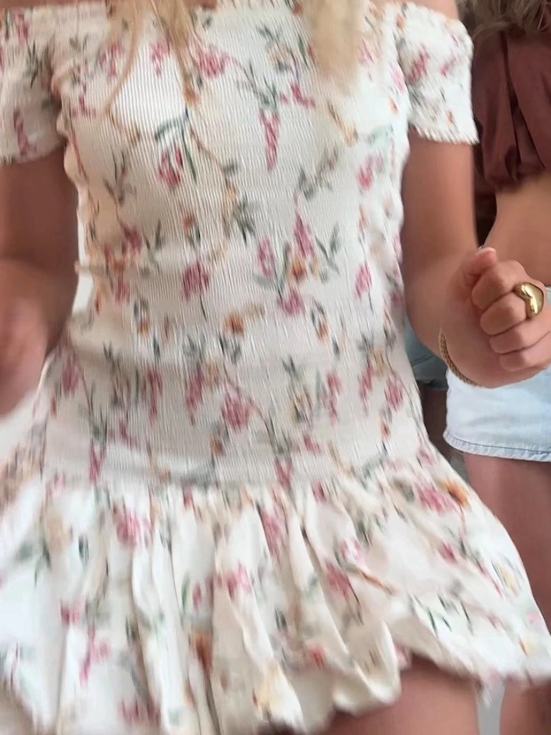 Vit blommig kortklänning med volang - 1