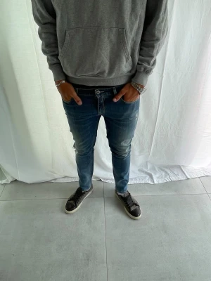 Dondup jeans  - Tjabba! Dondup jeans | Dondup Sveva (slim, straight) | Storlek 31 | snygga slitningar | skick 9/10 | modell 185cm 76kg | Dessa jeans passar perfekt till en snygg hoodie och ett par snygga skor👖hör av dig vid mer frågor eller funderingar😁//Gradioso