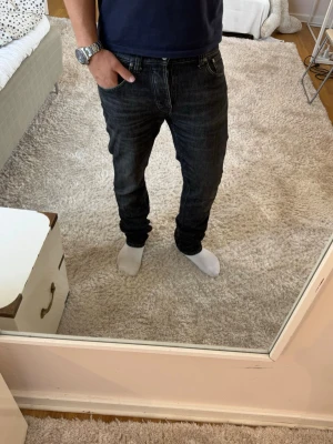 Nudie Jeans - Nudie Jeans Grim Tim  | skick 9/10 | Storlek 32/34 | Pris - 599kr | Modellen är ca 180cm lång | Hör av dig vid minsta fråga eller fundering!!
