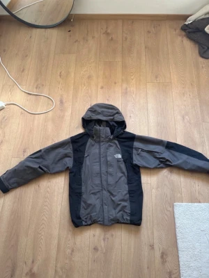 The North Face Gore-Tex Jacka - Säljer min The North Face jacka av lite äldre modell. Inga större defekter förutom vanligt slitage. Den är i Goretex material och har använts många gånga i regn i friluftssyfte. Håller vattentät bra. Skulle dock behövt en tvätt. Den är i storlek S men är rätt så stor i storleken så skulle passa en M med. 