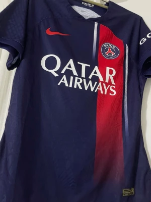 PSG matchtröja blå/röd - Säljer en snygg PSG matchtröja i blått och röt med ousmane dembele där back med Nike logan