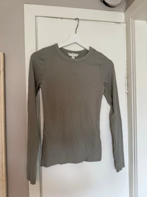 Ljusgrön långärmad topp - En enkel och stilren ljusgrön långärmad topp med rund hals. Toppen har en slim passform och är tillverkad i ett mjukt material som känns skönt mot huden. Från hm i storlek S. Aldrig använd. Pris kan diskuteras.