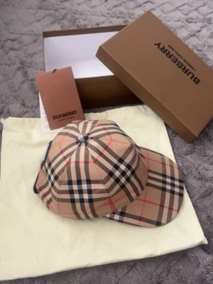 Beige keps från Burberry med rutmönster - Använd men syns inte på den