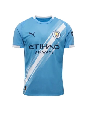 Manchester City matchtröja blå Puma - Snygg ljusblå Manchester City matchtröja från Puma med vita diagonala ränder och klubbmärke på bröstet. Tröjan har korta ärmar, rund hals och Etihad Airways-tryck på framsidan. Perfekt för fotbollsfans och träning.
