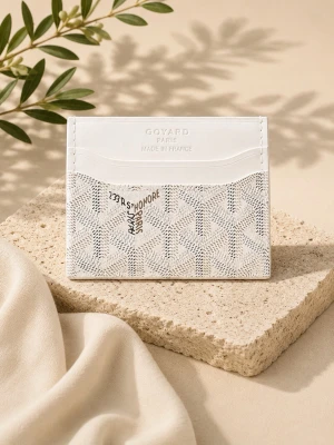 Vit kortfodral från Goyards - Snyggt vitt kortfodral från Goyards. Tillverkat i exklusivt läder med flera kortfack och elegant präglad logotyp. Perfekt för dig som vill ha en stilren och lyxig accessoar.