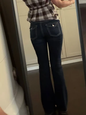 Lågmidjande jeans med flap pockets - Jeans från gina young som bara använts några få gånger. Storleken är 170 men passar mig som brukar ha xs-s 💕 